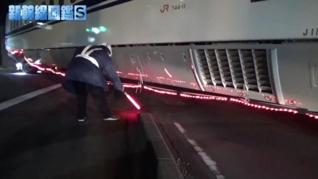 縁石を示してアシスト