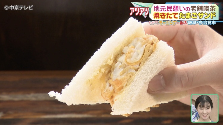 たまごサンドを持っている写真