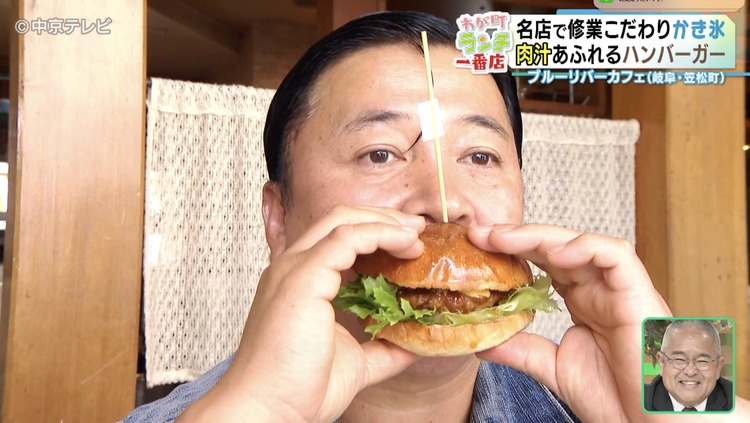 ハンバーガーを頬張るスギちゃん